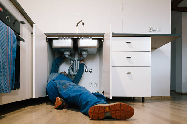 Professional Emergency Plumber technician working in Springfield, OR